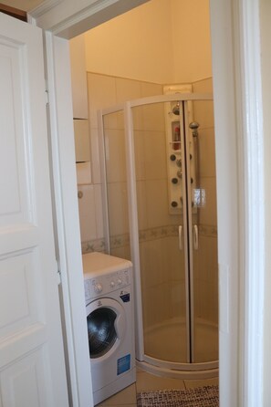 Secador de pelo, toallas, jabón y papel higiénico