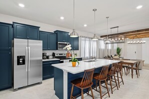 Kylskåp, mikrovågsugn, ugn och spishäll