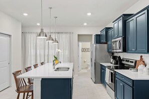 Kylskåp, mikrovågsugn, ugn och spishäll