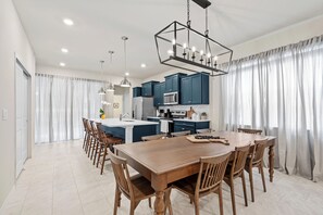 Dining - Spacious 5-bedroom estate with AC, fitness room, WiFi in superb Davenport (Davenport)