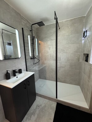 Shower, hair dryer, towels, soap - 3 Bed Apartment close to Norwich city, free parking & garden (Norwich)