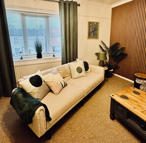 Smart TV, books - 3 Bed Apartment close to Norwich city, free parking & garden (Norwich)