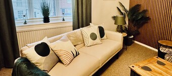 3 Bed Apartment close to Norwich city, free parking & garden