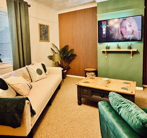 Een smart-tv en boeken