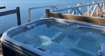 Cozy Oceanfront Paradise: Hot Tub, Sauna & Private Dock – 5 Min to Town!