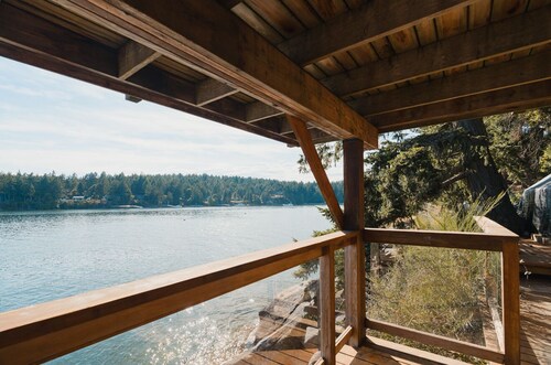 Your Cozy Seaside Sanctuary & Private Spa Getaway – 5 Min to Town!