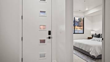 1 habitación, tabla de planchar con plancha, wifi gratis y ropa de cama