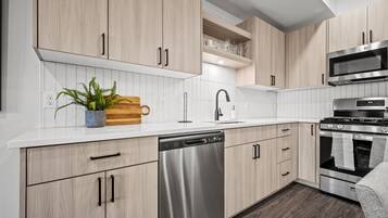 Refrigerador, microondas, horno y parrilla de estufa