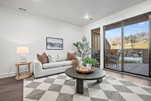 Smart TV, fireplace - Escape to Eden PtC103|Ski Getaway|Fireplace & View (Eden)