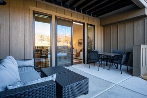 Outdoor dining - Escape to Eden PtC103|Ski Getaway|Fireplace & View (Eden)
