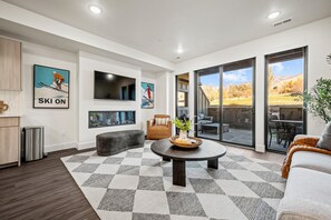 Smart TV, fireplace
