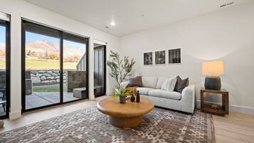 Una Smart TV, una chimenea