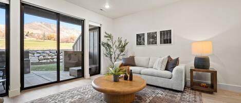 Una Smart TV, una chimenea