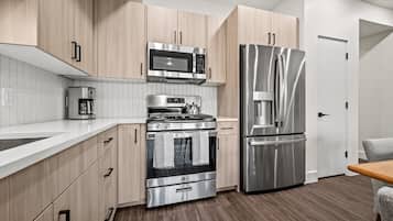 Geladeira, micro-ondas, fogão, cooktop
