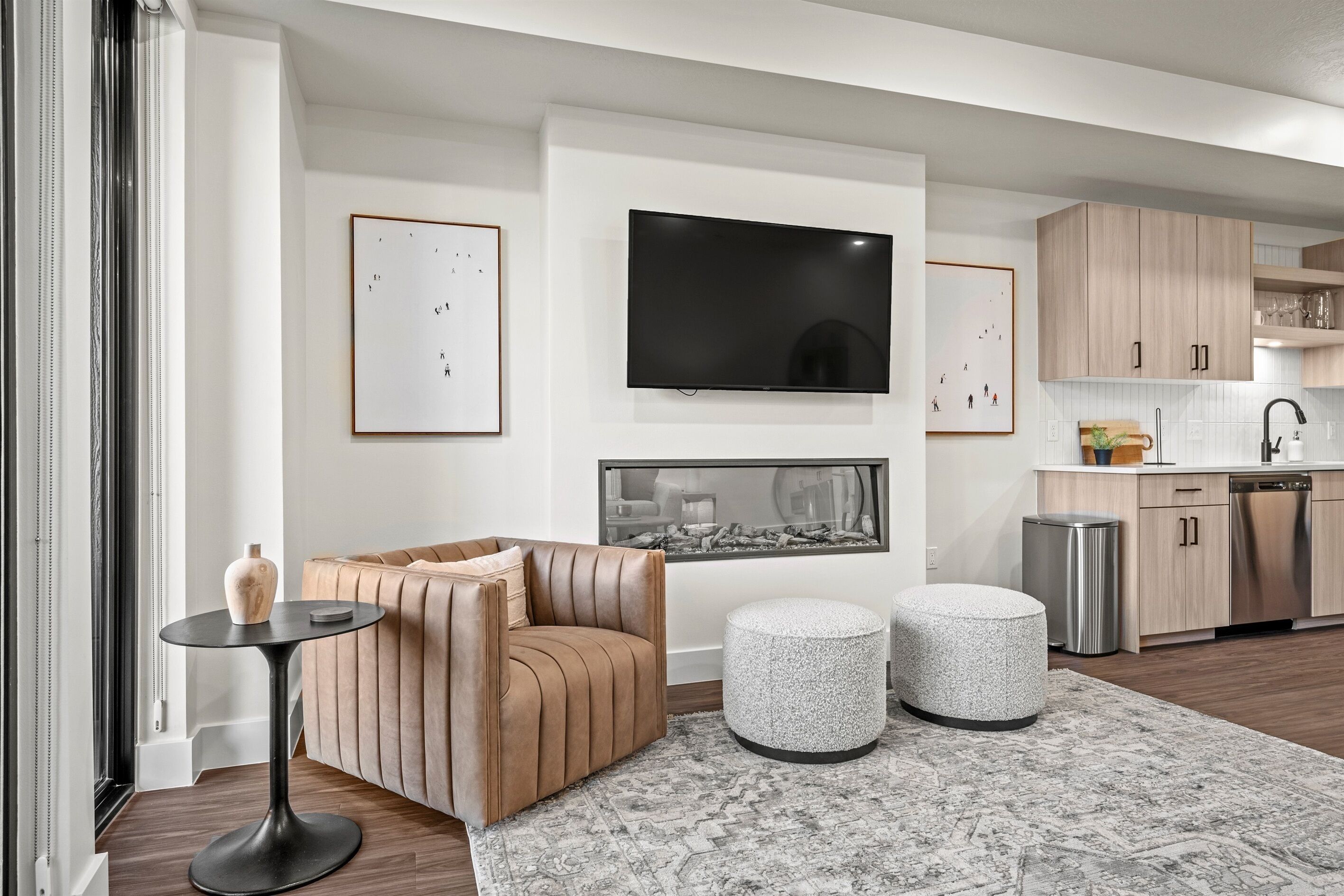 Smart TV, fireplace