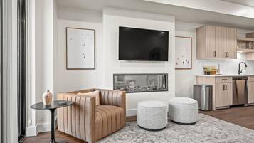 Smart TV, fireplace