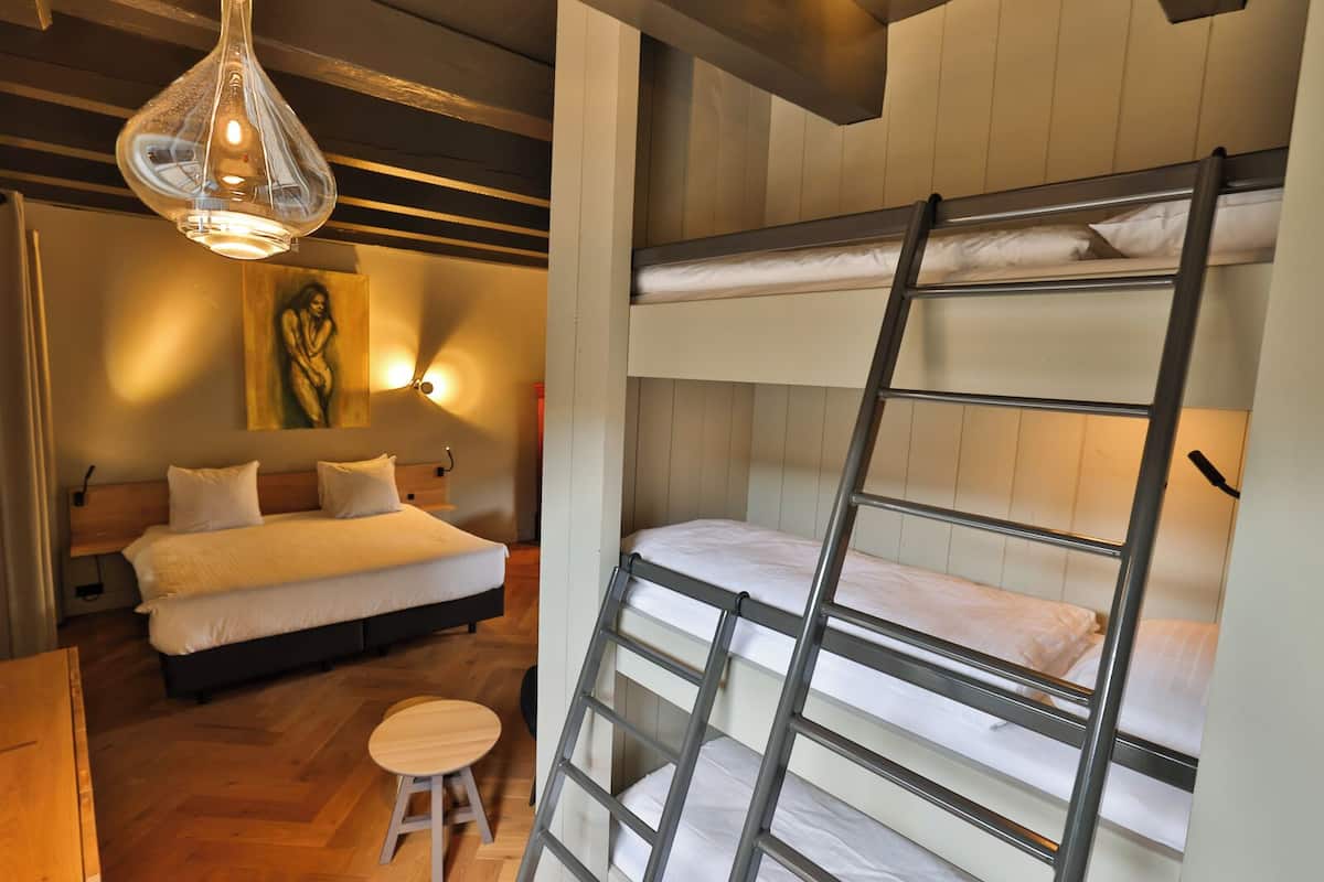 1 habitación, caja de seguridad en la habitación y escritorio