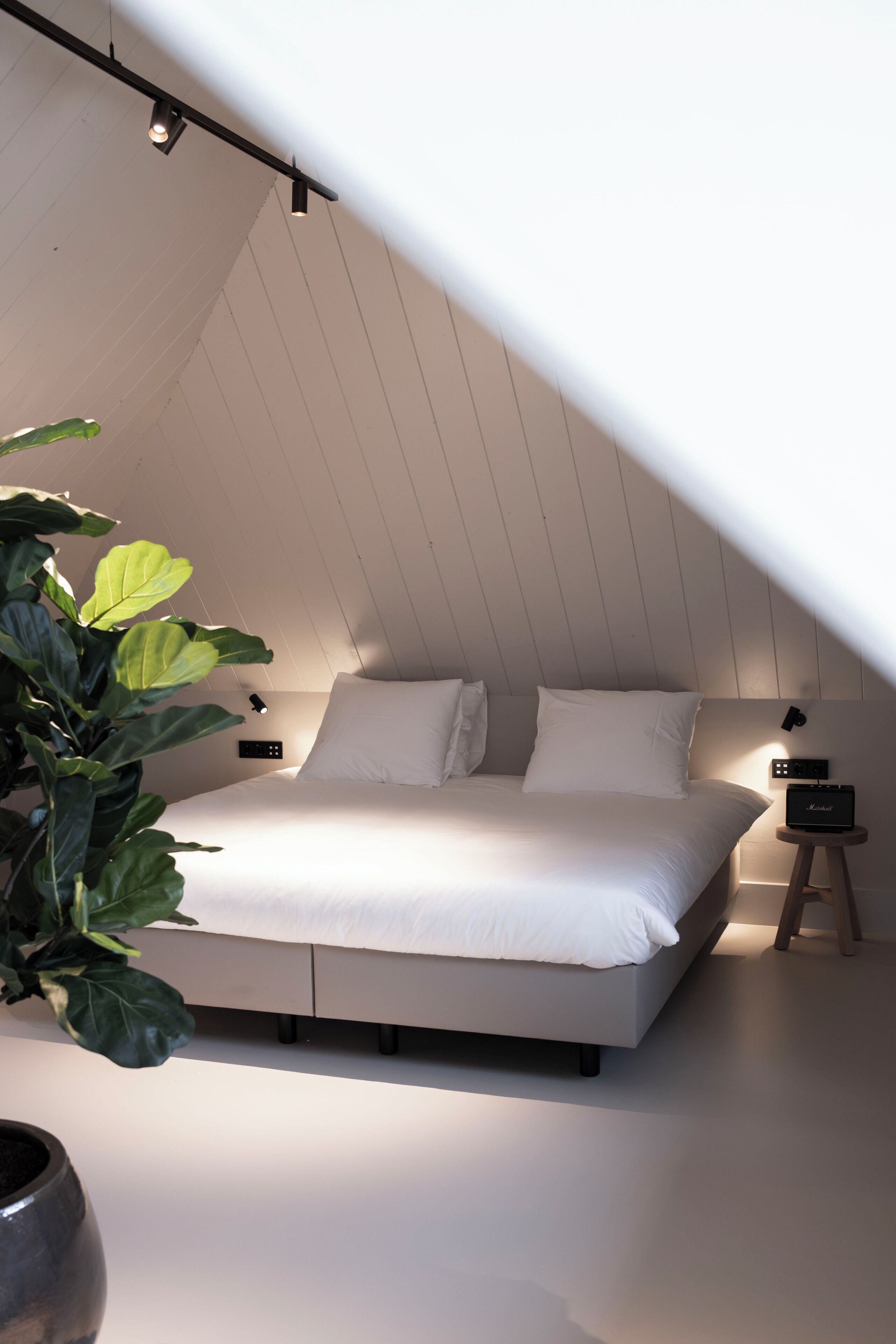 客房 | 高档床上用品、迷你吧、客房内保险箱、办公桌