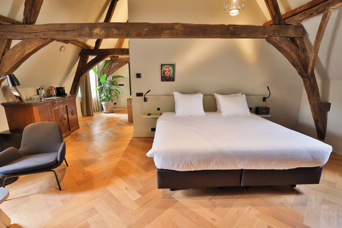 1 habitación, caja de seguridad en la habitación y escritorio