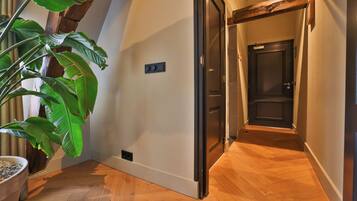 Suite Deluxe | Caja de seguridad en la habitación y escritorio