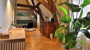 Deluxe Suite | Premium bedding, minibar, in-room safe, desk - Hotel Abdij Dokkum (Dokkum)