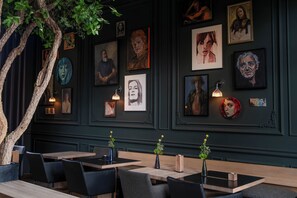 2 restaurants servant le petit déjeuner, le déjeuner et le dîner