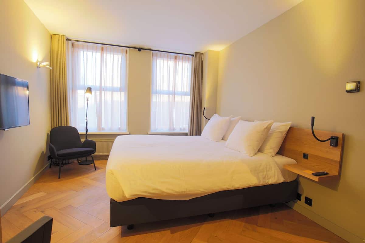 1 habitación, caja de seguridad en la habitación y escritorio