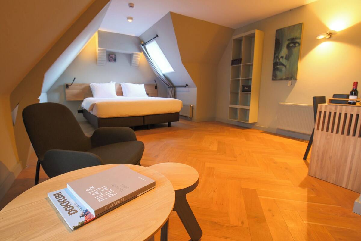 Premium bedding, minibar, in-room safe, desk