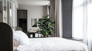 Family Quadruple Room | Premium bedding, minibar, in-room safe, desk - Hotel Abdij Dokkum (Dokkum)