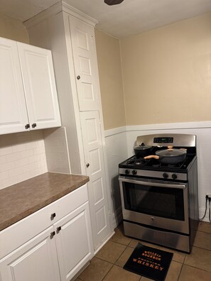 Køleskab, mikrobølgeovn, ovn, kogeplade