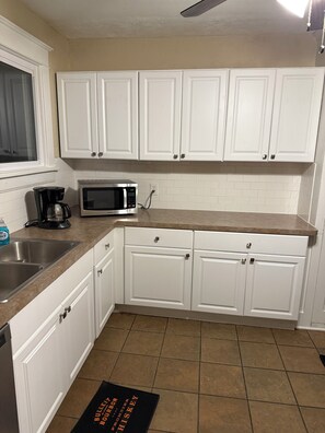 Een koelkast, een microgolfoven, een oven, een kookplaat