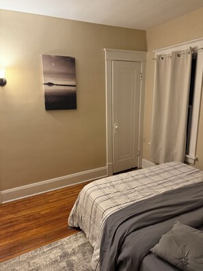 3 slaapkamers, een strijkplank/strijkijzer, gratis wifi, beddengoed