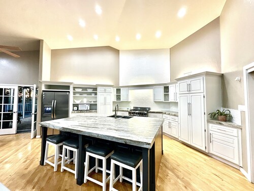 Spacious Gorgeous 5 bed home on acreage with private creek