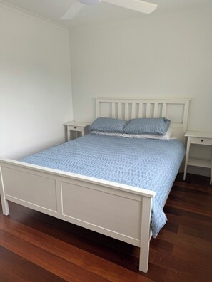 4 bedrooms, iron/ironing board, WiFi, bed sheets