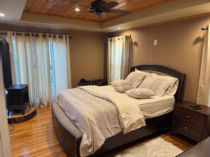 3 bedrooms, iron/ironing board, free WiFi, bed sheets - Charming 3-bedroom lower unit home in Buffalo (Buffalo)