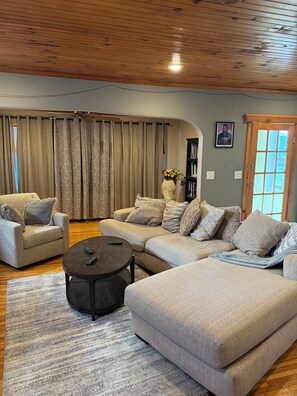 Smart TV, DVD player, books - Charming 3-bedroom lower unit home in Buffalo (Buffalo)