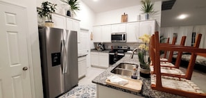Réfrigérateur, four à micro-ondes, un four, surface de cuisson