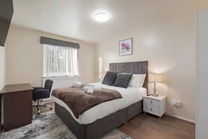 2 室のベッドルーム、アイロン / アイロン台、WiFi (無料)、ベッドシーツ