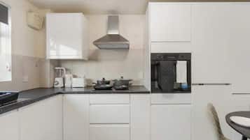 Geladeira, micro-ondas, fogão, cooktop