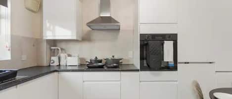Refrigerador, microondas, horno, placa de cocina