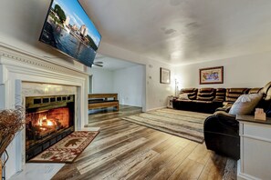 TV connectée, cheminée, table de tennis de table