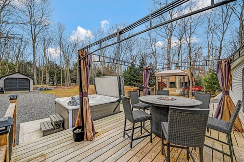 Pocono Mountain Ranch with Hot Tub, Fireplace, BBQ & Firetable 