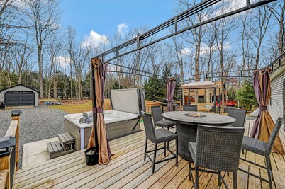 Pocono Mountain Ranch with Hot Tub, Fireplace, BBQ & Fire Table