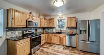 Pocono Mountain Ranch with Hot Tub, Fireplace, BBQ & Firetable