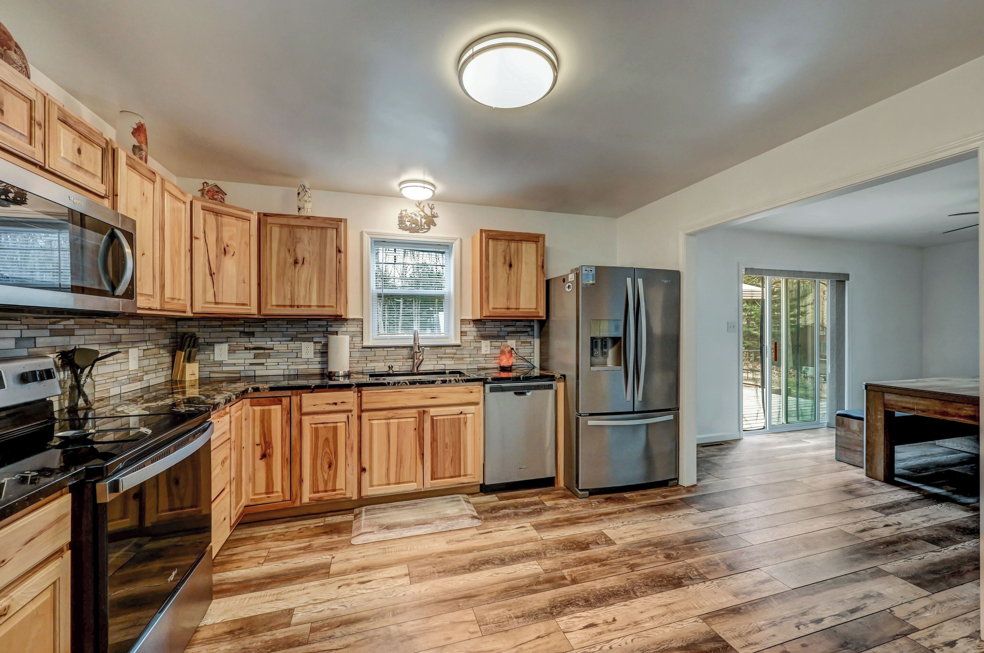 Kylskåp, mikrovågsugn, ugn och spishäll