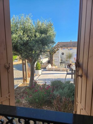 Terrace/patio - Kick back and relax in this calm, stylish space in the Luberon, Provence (Apt)