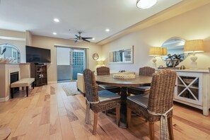 Dining - Just Beachy: a charming townhome steps from Beach & Boardwalk in Pacific Beach! (San Diego)