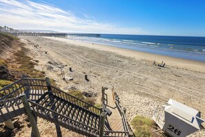 Beach - Just Beachy: a charming townhome steps from Beach & Boardwalk in Pacific Beach! (San Diego)