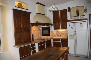Jääkaappi, mikroaaltouuni, uuni, liesi