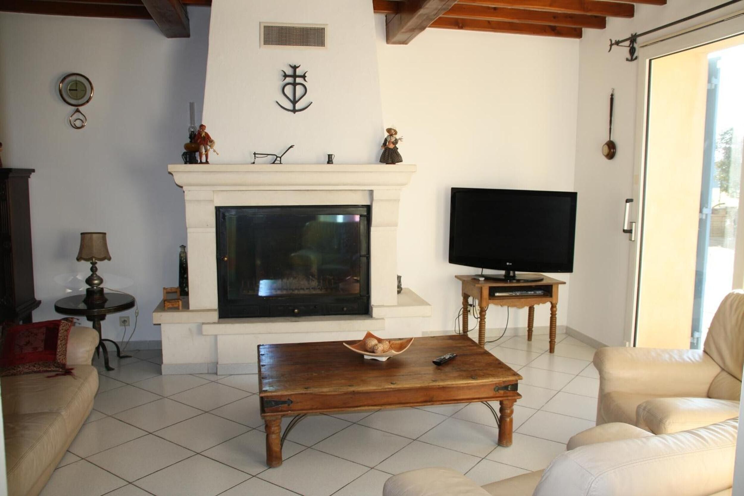 Télévision, cheminée, lecteur de DVD, chaîne hi-fi